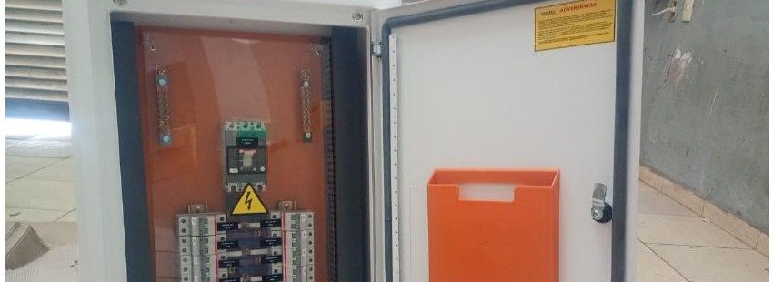 Quadro de distribuição com dispositivos de proteção